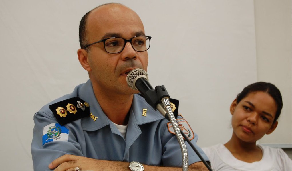 O comandante-geral da Polícia Militar (PM) do Rio de Janeiro, coronel Íbis Silva Pereira, disse no enterro do policial militar Anderson Senna Freire, de 34 anos, morto em serviço, que a polícia vai responder a esses crimes e espera apresentar à justiça os autores, mas "a morte de policiais militares virou uma coisa banal e não é capaz de envergonhar a sociedade", que está vivendo uma barbárie; este ano, 102 PMs foram mortos no estado, dos quais 17 em serviço e 85 de folga