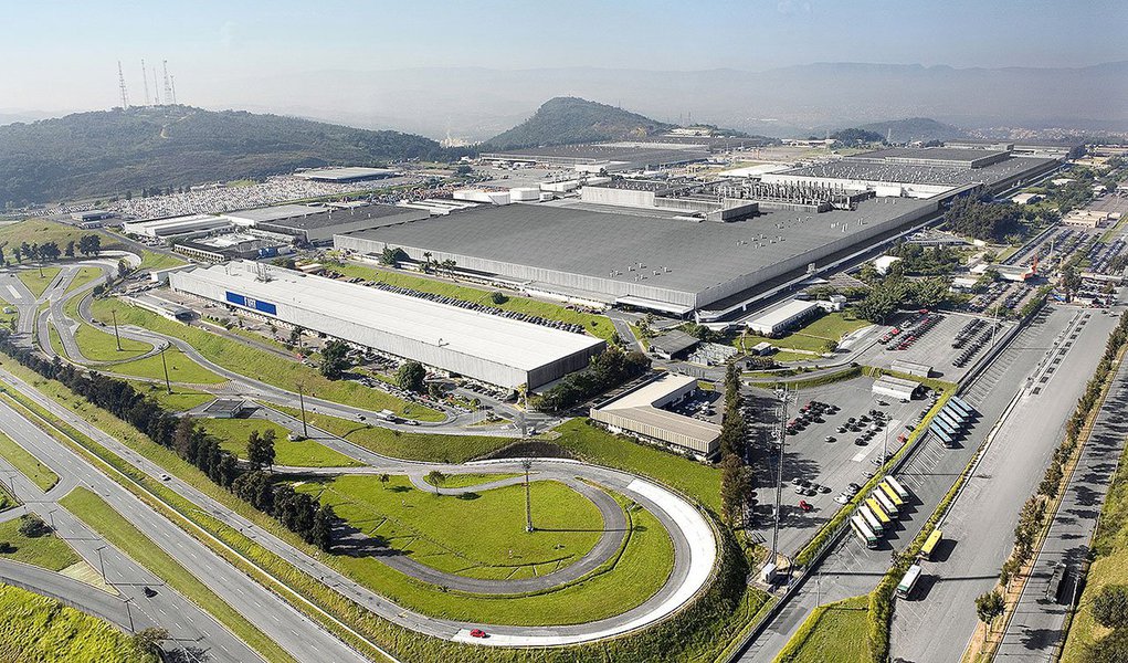 Em Minas Gerais, a fábrica da Fiat de Betim dispensou os seis mil funcionários do primeiro e segundo turnos por falta de componentes e peças; a JBS também teve de suspender as operações em oito unidades, afetando 75% da capacidade de produção de aves e suínos da empresa; nesta manhã, caminhoneiros voltaram a bloquear acesso ao Porto de Santos