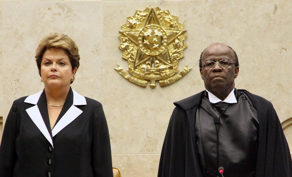 Advogado e eventual candidato a presidência da República em 2018, o ex-presidente do Supremo Tribunal Federal, Joaquim Barbosa, acaba de reaparecer no debate político; pelo Twitter, ele criticou a decisão da presidente Dilma Rousseff de consultar o procurador-geral da República, antes de nomear novos ministros; "Que degradação institucional! Nossa presidente vai consultar órgão de persecução criminal antes de nomear um membro do seu governo!!!", exclamou JB, antes de arrematar em francês: "Du jamais vu!"