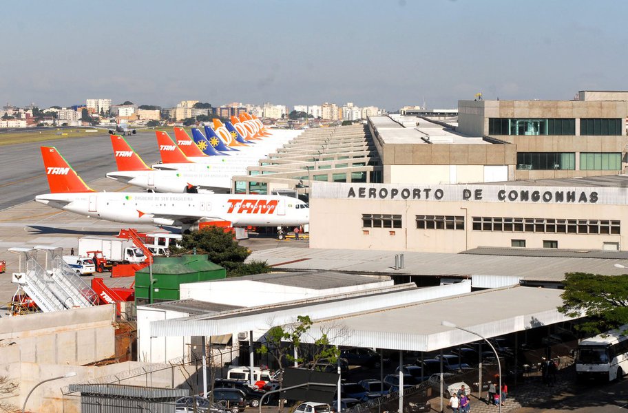 A Infraero registra na tarde de hoje (4) poucos atrasos e cancelamentos de voos domésticos nos aeroportos do Brasil; de acordo com a empresa, os aeroportos Juscelino Kubitschek , em Brasília, e Congonhas, em São Paulo, apresentam o maior número de voos programados; na capital federal, são 103, e no aeroporto paulista, 102