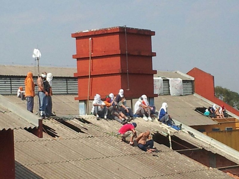 Detentos encerraram a rebelião na Penitenciária Industrial de Guarapuava, no Paraná; o motim começou na segunda-feira (13) e acabou na manhã desta quarta-feira (15), após acordo com o governo para a transferência de 28 homens para outras unidades prisionais do estado e de Santa Catarina