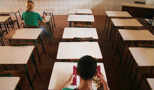 Um relatório lançado nesta segunda (19), em Londres, mostra que 121 milhões de crianças e adolescentes, de 6 a 15 anos, no mundo inteiro desistiram de frequentar a escola ou sequer começaram a fazê-lo; o documento foi feito pela Unesco e Unicef e contrasta com a promessa da comunidade internacional de alcançar a Educação para Todos até 2015; de acordo com a  diretora-geral da Unesco, Irina Bokova, os métodos tradicionais de ampliar o acesso à educação, baseados em mais professores, mais livros didáticos e mais salas de aula, não é mais eficaz; para ela, os métodos têm que considerar formas de incluir crianças menos favorecidas