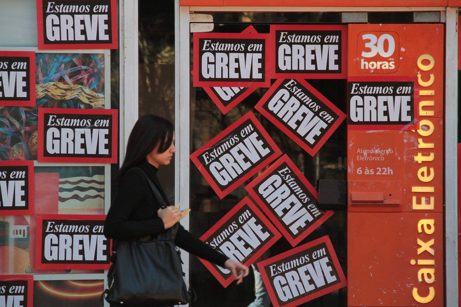 Os bancários de bancos públicos e privados de todo o país entram em greve nacional a partir desta terça-feira 30, por tempo indeterminado; a decisão foi tomada pelas assembleias realizadas pelos sindicatos nesta segunda-feira à noite, que ratificaram as decisões das assembleias do dia 25 e rejeitaram a nova proposta apresentada no sábado 27 pela Fenaban, elevando o índice de reajuste de 7% para 7,35%