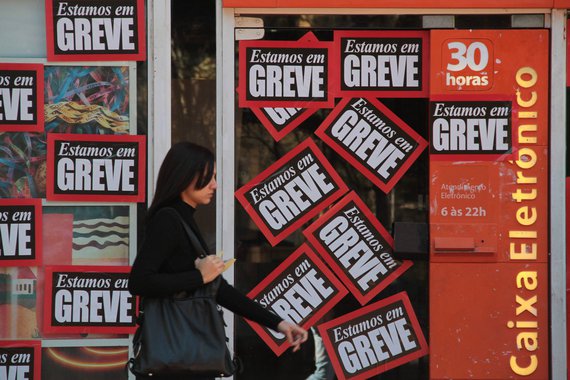 Os bancários de bancos públicos e privados de todo o país entram em greve nacional a partir desta terça-feira 30, por tempo indeterminado; a decisão foi tomada pelas assembleias realizadas pelos sindicatos nesta segunda-feira à noite, que ratificaram as decisões das assembleias do dia 25 e rejeitaram a nova proposta apresentada no sábado 27 pela Fenaban, elevando o índice de reajuste de 7% para 7,35%