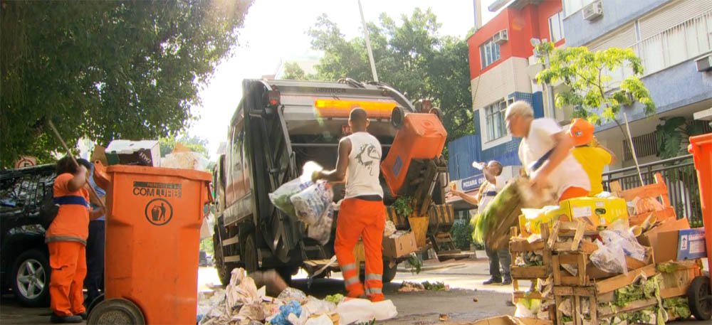 Equipes de garis trabalham neste sábado, 14, na limpeza da cidade, vigiados por seguranças de empresas privadas que fazem escolta armada; categoria está em greve e faz assembleia hoje para discutir o movimento; trabalhadores da limpeza urbana rejeitaram a proposta de reajuste salarial de 3% feita pela Comlurb; eles pedem aumento salarial equivalente ao índice da inflação, além de 40% de acréscimo no adicional de insalubridade e vale-alimentação de R$ 27 reais por dia