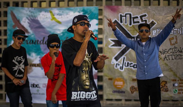 CD dos "MCs pela Educação", que cantam Rap e Funk, pretende levar mensagens sobre a importância da escola e o problema do consumo de bebidas alcoólicas antes do 18 anos; jovens fazem apresentações em escolas públicas para estudantes do Ensino Médio; projeto é do Instituto Gerando Falcões em parceria com a Ambev