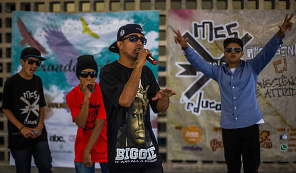 CD dos "MCs pela Educação", que cantam Rap e Funk, pretende levar mensagens sobre a importância da escola e o problema do consumo de bebidas alcoólicas antes do 18 anos; jovens fazem apresentações em escolas públicas para estudantes do Ensino Médio; projeto é do Instituto Gerando Falcões em parceria com a Ambev