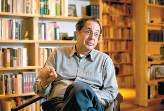 Eduardo Giannetti, atual assessor econômico da presidenciável Marina Silva (PSB), sai em sua defesa contra “uma brigada de colunistas, blogueiros e franco atiradores”, que levantaram na internet dúvidas sobre o lado "fundamentalista" e "criacionista" da candidata: “O seu respeito pelo Estado laico é irretocável”