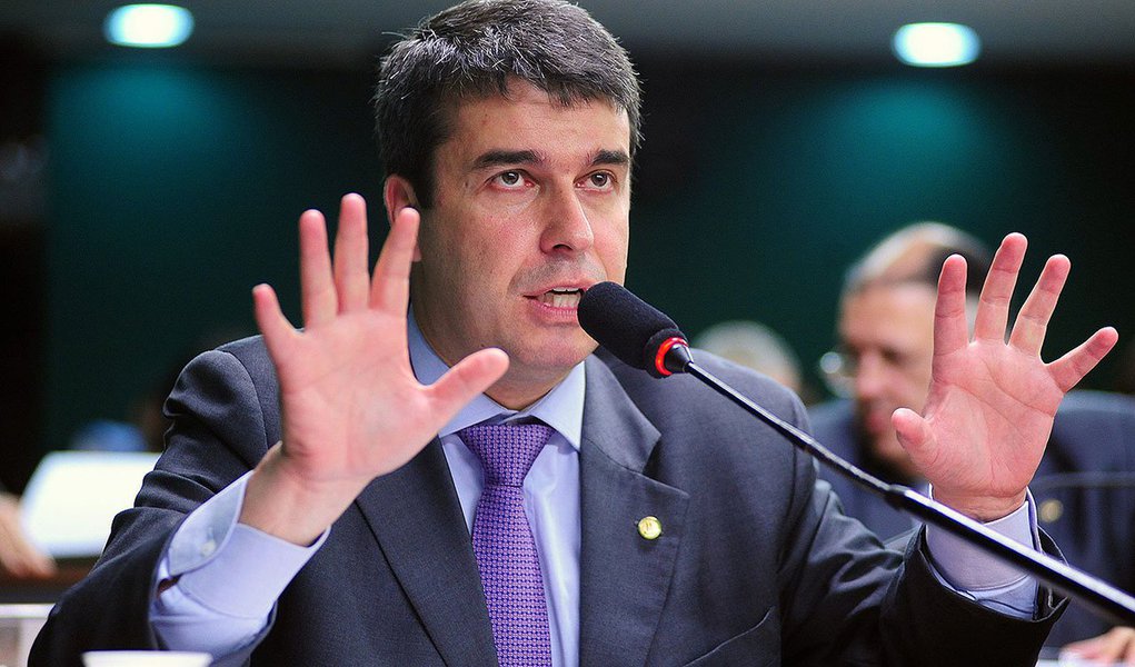 Deputado federal Rodrigo Bethlem (PMDB) é investigado por desvio de recursos em sua gestão como secretário municipal de Desenvolvimento Social da Prefeitura do Rio e é alvo de um processo no Conselho de Ética da Câmara dos Deputados por possível quebra do decoro parlamentar