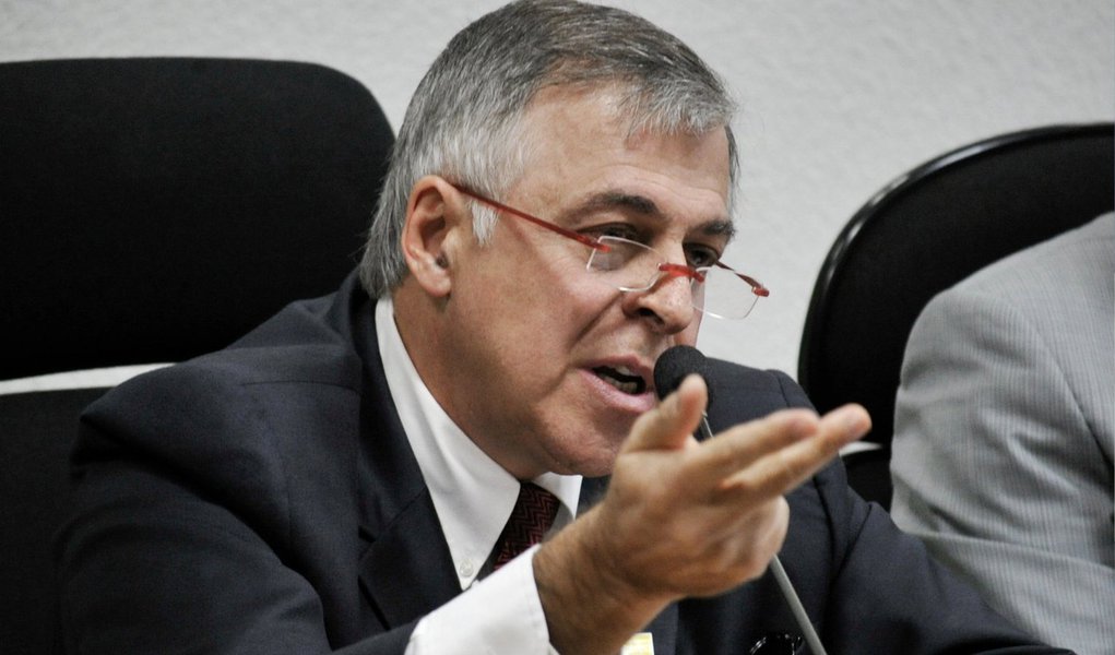 Ex-diretor da Petrobras Paulo Roberto Costa iniciou seus depoimentos para ajudar a polícia a desvendar, com detalhes, um esquema de lavagem de dinheiro comandado pelo doleiro Alberto Youssef; o acordo de delação premiada precisa, ainda, ser homologado pelo Supremo Tribunal Federal e pela Procuradoria-Geral da República; ele prevê atenuantes para a pena em troca de informações