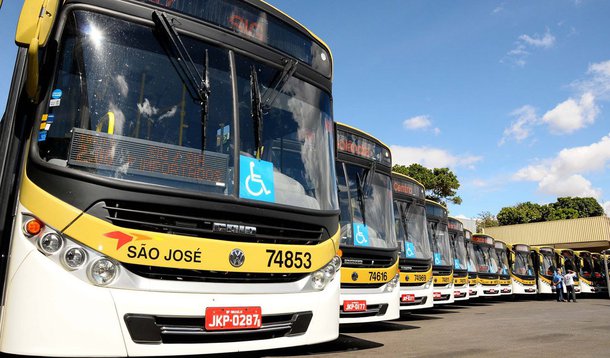 Chega a 11 dias a paralisação, que agora conta com a adesão de motoristas e cobradores das empresas Cootarde e Alternativa, que também relatam atraso no pagamento dos salários; GDF deve R$ 800 mil para cada uma das cooperativas e ainda R$ 12 milhões à viação Pioneira; a estimativa dada pelo DFTrans é de que a situação seja resolvida ainda hoje (11), embora não haja previsão para que as dívidas sejam quitadas