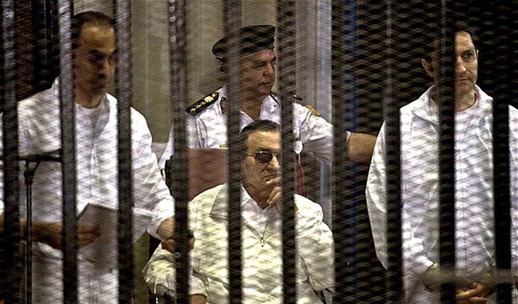 Ditador e dois de seus filhos foram condenados neste sábado (9) por um tribunal do país a três anos de prisão por corrupção; os três estavam presentes no julgamento dentro de uma cela, usando terno e óculos escuros; advogados de Mubarak e de seus filhos Allaa e Gamal podem recorrer da sentença; ex-presidente já tinha sido condenado pelo mesmo crime, mas a sentença anterior foi anulada por um tribunal de recurso, determinando que houvesse um novo julgamento