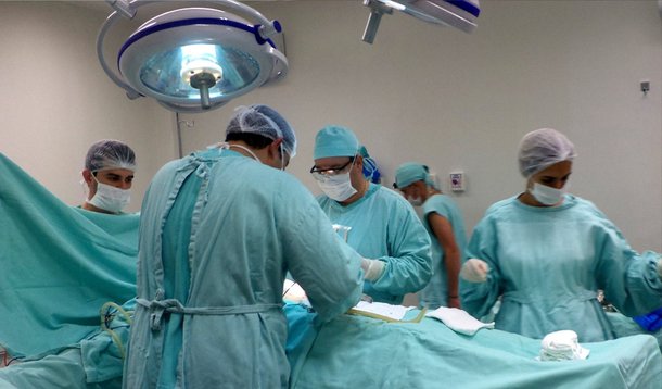 Segundo Associação Brasileira de Transplante de Órgãos (ABTO), Distrito Federal é líder nacional em transplantes de coração e responde por 10% do total de procedimentos realizados no país. A cada 153 cirurgias, 15 ocorrem na capital; secretário de Saúde, José Bonifácio Carreira Alvim, informa que o DF também lidera nos transplantes de córnea, fígado e rim, além de ser o quarto nas cirurgias de medula óssea