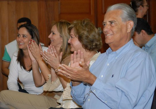 Candidata à reeleição como deputada distrital, Liliane Roriz (PRTB-DF) pulou de R$ 344 mil declarados na arrecadação da segunda parcial da prestação de contas de 2010 para R$ 745 mil, neste ano, com doações da empresa UTC Engenharia, citada na Operação Lava Jato; impugnada pelo TSE, a deputada federal Jaqueline Roriz (PMN-DF) encontra dificuldades na arrecadação e a movimentação para emplacar o filho Joaquim Roriz Neto como sucessor na Câmara Federal não desperta interesse de doadores; Weslian Roriz (PRTB) é 1ª suplente do candidato a senador Gim Argello (PTB), em terceiro lugar nas pesquisas de intenções de voto