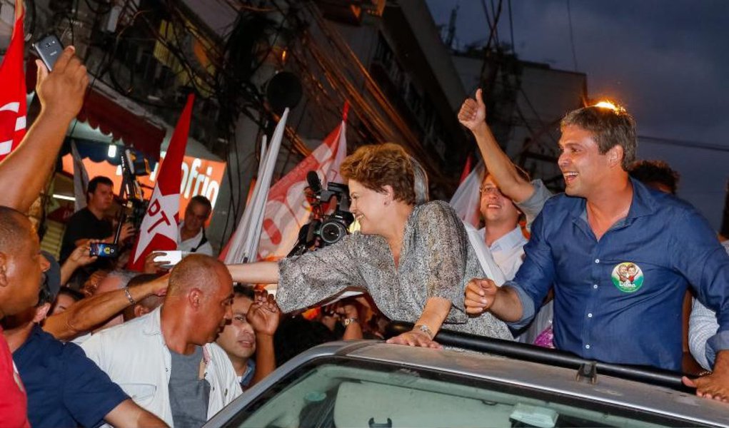 Presidente Dilma Rousseff assinou nesta sexta-feira, no Rio, decreto que prorroga a permanência de militares das Forças Armadas, até dezembro deste ano, no Complexo da Maré, zona norte do Rio de Janeiro. Dilma ressaltou que a presença dos militares é necessária para permitir a continuidade do processo de pacificação na comunidade, e também para liberar policiais militares para outras áreas da região metropolitana; militares ocupam o Complexo da Maré desde abril; Dilma foi ainda para o município de São Gonçalo onde participou de ato político ao lado do candidato ao governo do estado Lindberg Farias, do PT