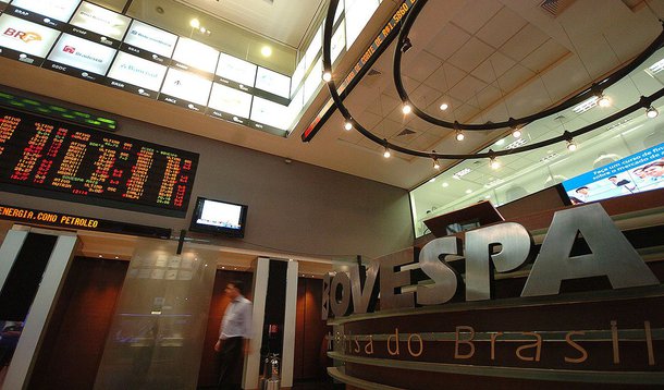 Depois de sete quedas em nove pregões e de cair mais de 9% em uma semana, a Bolsa recuperou uma parte das perdas nesta terça-feira (28) com correção e espera por indicação de novo ministro da Fazenda. Índice fechou com alta de 3,62%, a 52.330 pontos, enquanto o dólar caía 1,9%, a R$ 2,47. O volume negociado na Bovespa foi de R$ 9,371 bilhões; Petrobras teve ganhos de quase 5%