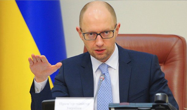 "Querem que congelemos. Este é o objetivo, é mais um trunfo nas mãos dos russos. Tirando a ofensiva militar, a operação militar contra a Ucrânia, eles têm mais um trunfo, que é a energia", afirmou Arseny Yatseniuk nos bastidores da Assembleia Geral da Organização das Nações Unidas (ONU) em Nova York; estatal de energia russa Gazprom interrompeu fornecimento de gás para a Ucrânia em junho por causa de uma desavença ocasionada pelas contas de gás que Kiev não pagou; Comissão Europeia pretende propor uma solução provisória para a disputa entre Rússia e Ucrânia nas conversas que irá mediar em Berlim na sexta-feira, 26