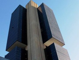 Esta "modernidade" dos críticos ao Banco Central do Brasil está, pelo menos, vinte anos atrasada. Hoje em dia, nas economias centrais e emergentes, o consenso que se persegue é outro