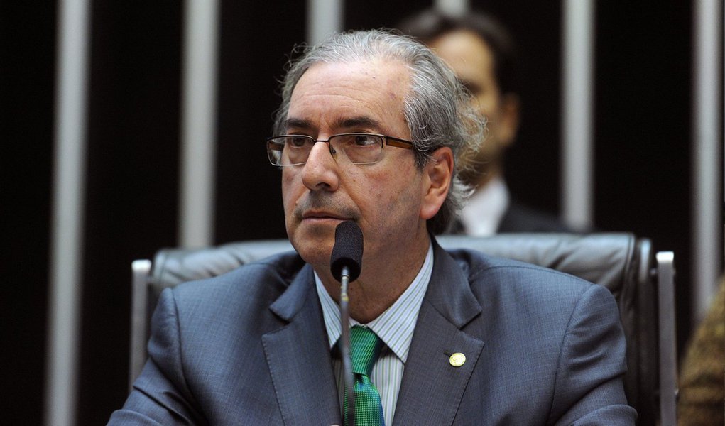  Diante da repercussão negativa gerada após a aprovação do benefício da extensão de passagens aéreas para os cônjuges de parlamentares pela Câmara dos Deputados, o presidente da Casa, Eduardo Cunha (PMDB-PE) recuou da decisão; a suspensão do benefício deverá ser anunciada nesta terça-feira (3)