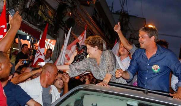 Presidente Dilma Rousseff assinou nesta sexta-feira, no Rio, decreto que prorroga a permanência de militares das Forças Armadas, até dezembro deste ano, no Complexo da Maré, zona norte do Rio de Janeiro. Dilma ressaltou que a presença dos militares é necessária para permitir a continuidade do processo de pacificação na comunidade, e também para liberar policiais militares para outras áreas da região metropolitana; militares ocupam o Complexo da Maré desde abril; Dilma foi ainda para o município de São Gonçalo onde participou de ato político ao lado do candidato ao governo do estado Lindberg Farias, do PT