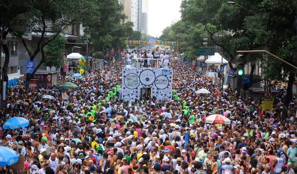 Mesmo com aumento de 13% na quantidade de banheiros químicos disponíveis no carnaval de rua do Rio de Janeiro (24.525), o número de pessoas multadas por urinar em vias públicas aumentou 60%; a penalidade custa R$ 170 e é aplicada por agentes da Comlurb, vinculados ao Programa Lixo Zero, que multa quem joga lixo na rua; de acordo com a Secretaria Especial de Ordem Pública, 1.151 pessoas foram flagradas urinando na rua entre 24 de janeiro e 18 de fevereiro; no ano passado, 720 multas foram aplicadas no período de carnaval