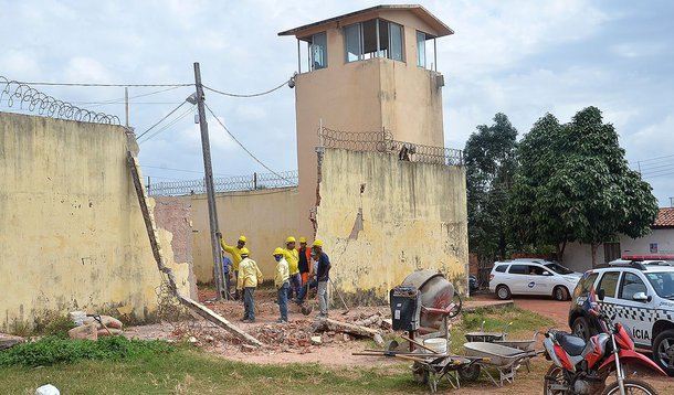 A Secretaria de Estado de Justiça e Administração Penitenciária (Sejap) confirmou que um total de 36 presos conseguiram fugir ontem do Centro de Detenção Provisória, o Cadeião, em Pedrinhas; a Secretaria de Segurança não descarta a participação direta de agentes penitenciários e de monitores na trama que resultou na fuga em massa do presídio