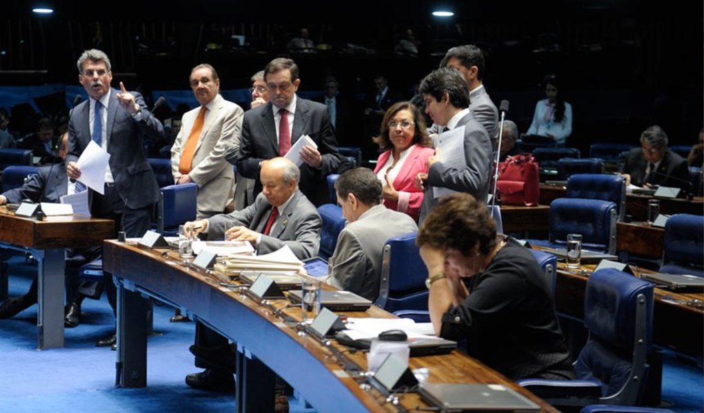 Plenário do Senado aprovou, nesta quarta (29), o Projeto de Lei de Conversão (PLV) 15/2014, decorrente da Medida Provisória (MP) 651/2014; a MP trata da desoneração da folha de pagamento de cerca de 60 setores da economia e da abertura de uma nova etapa do Refis da Crise – programa em que empresas e pessoas físicas podem parcelar seus débitos tributários