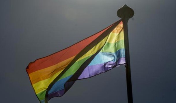 Enquanto no Chile, onde a população total é quase 18 milhões de pessoas, ocorreram quatro assassinatos de transexuais, travestis, lésbicas, bissexuais ou gays (LGBT) no ano passado, no Brasil, com mais de 200 milhões de habitantes, o número foi 313 homicídios, segundo levantamento feito pelo Grupo Gay da Bahia (GGB)