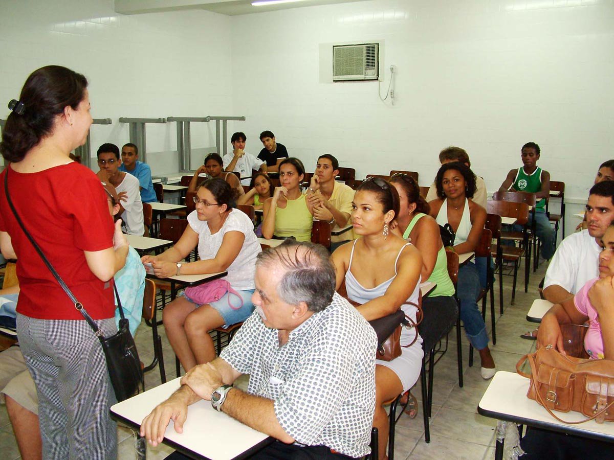 São necessárias fórmulas criativas que desenvolvam um plano de ensino ousado, que faça opção por conteúdos que estimulem o desenvolvimento da capacidade existente no próprio aluno