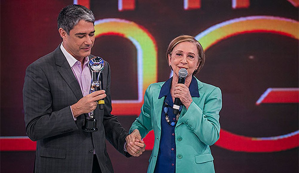 Graça Lago, que se disse "enojada" com a premiação que entregou a William Bonner o troféu que leva o nome de seu pai, escreveu comentário no portal Diário do Centro do Mundo em que acusa: "Foi tudo armado para fazer um ato de defesa do telejornal"; segundo ela, pela primeira vez desde a criação do prêmio, em 2002, foi feito "um ato político, de defesa das orientações facciosas da globo e de seu principal (embora decadente) telejornal"