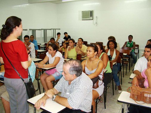 São necessárias fórmulas criativas que desenvolvam um plano de ensino ousado, que faça opção por conteúdos que estimulem o desenvolvimento da capacidade existente no próprio aluno