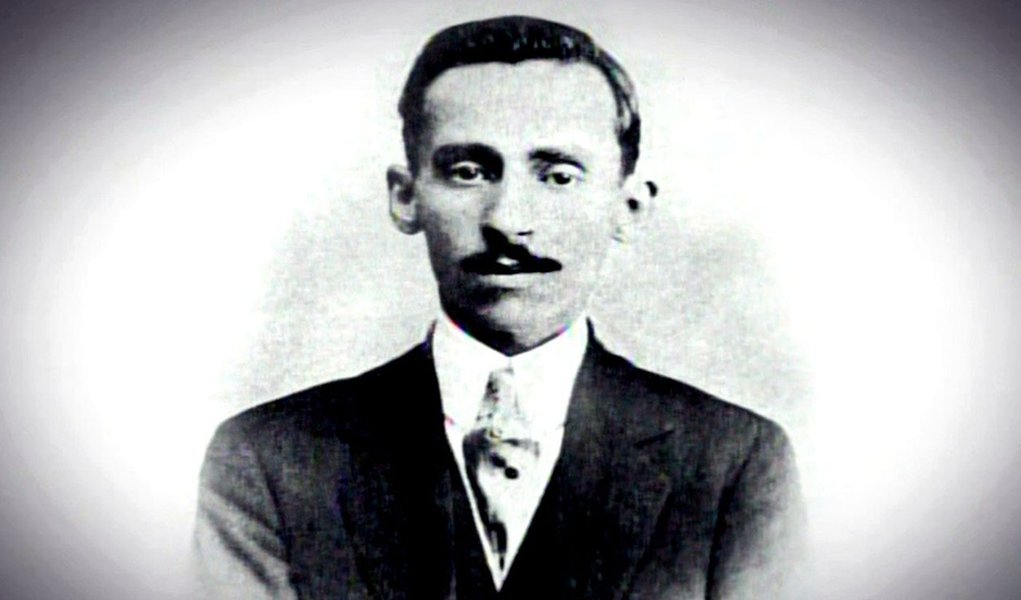 Os cem anos da morte do poeta Augusto dos Anjos motivam Exposição Esdrúxulo! na Casa das Rosas, na Avenida Paulista, região central da capital; mostra está dividida em cinco eixos, que retratam a vida curta e sofrida do poeta paraibano, a morte, a sua relação com a ciência e a popularidade do artista; “Uma das coisas que principalmente dos anos 1960 para cá foi se tornando mais clara é que o poeta antecipou certos elementos da poesia moderna, que os modernistas iriam criar a partir de 1922”, ressaltou o curador da mostra, Júlio Mendonça
 