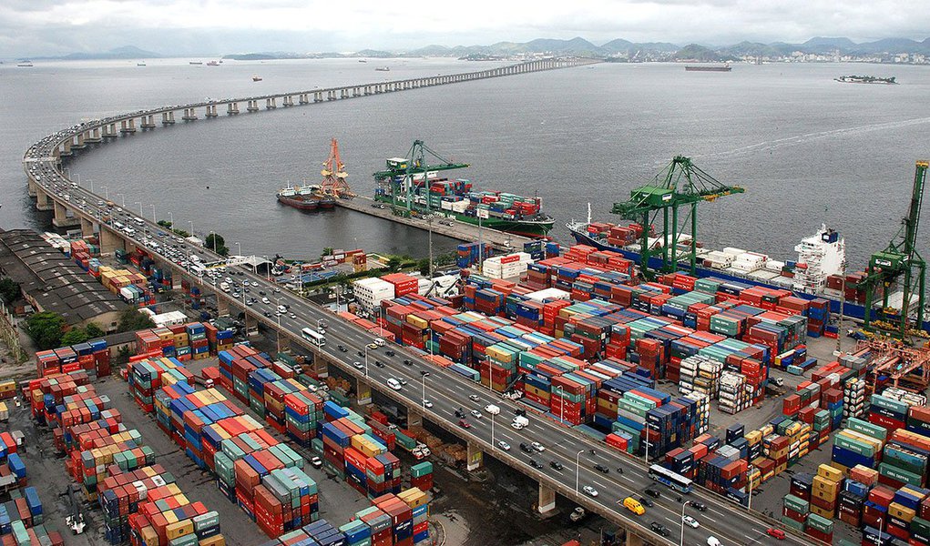 A greve de 48 horas convocada para hoje (16) e amanhã (17) pelo Sindicato dos Trabalhadores Portuários dos Portos do Estado do Rio de Janeiro foi suspensa depois de um acordo acertado com a Companhia Docas do Rio de Janeiro, em Brasília; a reunião teve a participação do Departamento de Coordenação e Governança das Empresas Estatais (Dest), do Ministério do Planejamento e da Secretaria Nacional dos Portos