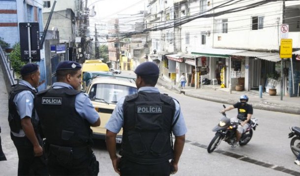 Duas pessoas morreram depois de tiroteios no Complexo da Maré, na Vila Cruzeiro e no morro da Mangueira, todos subúrbios do Rio; devido aos disparos, tropas do Exército que ocupam desde o dia 5 de abril o conjunto de favelas da Maré e policiais militares chegaram a fechar a Avenida Brasil para evitar que motoristas fossem atingidos
 