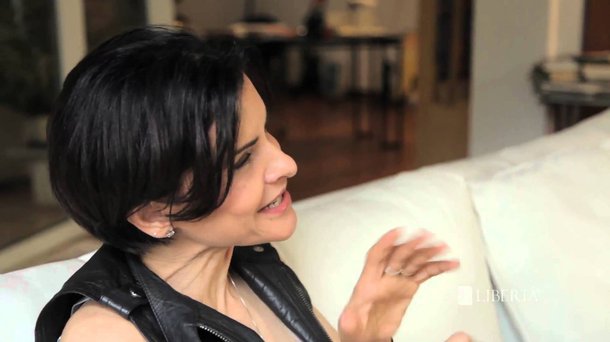 Cantora escreveu no Twitter que Marina Silva "quase conseguiu" seu voto e que ficou "impressionada" pela suposta coragem da ex-senadora em prol da causa gay e do direito das mulheres ao aborto; "O Brasil ficará refém agora, oficialmente, da religião? Q desserviço ao Brasil", lamentou a artista, depois do recuo da presidenciável nesses temas