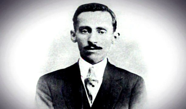 Os cem anos da morte do poeta Augusto dos Anjos motivam Exposição Esdrúxulo! na Casa das Rosas, na Avenida Paulista, região central da capital; mostra está dividida em cinco eixos, que retratam a vida curta e sofrida do poeta paraibano, a morte, a sua relação com a ciência e a popularidade do artista; “Uma das coisas que principalmente dos anos 1960 para cá foi se tornando mais clara é que o poeta antecipou certos elementos da poesia moderna, que os modernistas iriam criar a partir de 1922”, ressaltou o curador da mostra, Júlio Mendonça
 