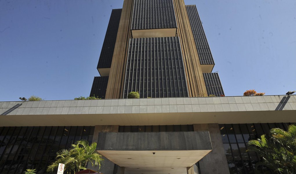 Estimativa para o desempenho da economia este ano, apesar da revisão para baixo, é muito melhor do que a projeção dos agentes econômicos ouvidos para o Boletim Focus do Banco Central, de crescimento de 0,3%; no relatório, elaborado também pelo Ministério da Fazenda, o governo manteve a previsão para a inflação deste ano em 6,20 por cento pelo IPCA, ante estimativa do Boletim Focus de 6,3%; estimativa para receita líquida total foi reduzida em R$ 10,5 bilhões, para R$ 1,084 trilhão de reais neste ano, mesmo com o governo elevando em R$ 1,5 bilhão a previsão das receitas com dividendos