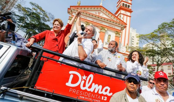 Ex-presidente Lula afirmou nesta terça (2), em São Bernardo do Campo, no Estado de São Paulo, que o eleitor "não tem duas escolhas nem uma e meia" para fazer o país continuar avançando econômica e socialmente, sem ser "subordinado ao sistema financeiro"; ele disse ainda ter certeza que a razão vai prevalecer nesta eleição. "Eu tenho fé nesse povo, em Deus, que no dia 5 de outubro valerá a razão, o coração e reconhecimento do povo brasileiro a uma mulher que apanhou, foi torturada, foi massacrada por um setor da imprensa desse país e nem assim essa mulher se curvou", disse