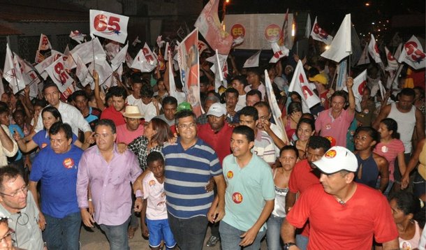 Em carreata pelas ruas de Tufilândia, interior do estado, o candidato ao governo maranhense Flávio Dino (PC do B) relembrou a importância do investimento em ações que estimulem a produção no campo e o reforço a políticas sociais para assegurar igualdade aos maranhenses; "Nosso objetivo é levar a justiça para todos os municípios maranhenses, com reforço da agricultura, produção no campo e políticas sociais. O povo tem força e fé em um Maranhão melhor", defendeu