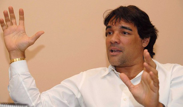 Suplente de senador Edinho Lobão (PMDB) disse que atualmente avalia o cenário político estadual – após a derrota nas urnas em outubro do ano passado -, que é cedo para uma definição sobre a eleição de 2016 em São Luís, mas que tem refletido sobre a possibilidade de vir a disputar a prefeitura da capital; "Estou discutindo esse assunto com meus amigos, minha família e a classe política. Este momento é de reflexão e de análises", afirmou