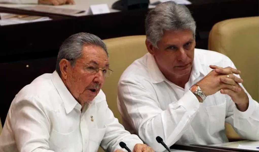 Em discurso feito três dias após o reatamento das relações diplomáticas com os Estados Unidos, presidente de Cuba, Raúl Castro, agradece a "decisão justa" de Barack Obama e diz que "obstáculo" foi eliminado; irmão de Fidel acredita, no entanto, que "ainda resta resolver o essencial", que é o fim do bloqueio comercial à ilha, algo que, segundo ele, exigirá o pedido da comunidade internacional e da sociedade americana; declarações foram feitas durante sessão da Assembleia Nacional de Cuba