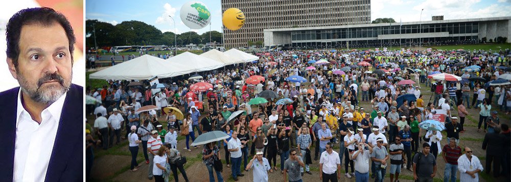 Mais de 1,5 mil servidores públicos protestaram em frente ao Palácio do Buriti para reivindicar a garantia do recebimento das últimas parcelas do reajuste salarial concedido pelo governo anterior, o de Agnelo Queiro (PT); a iniciativa beneficia mais de 100 mil servidores públicos, mas está sob análise do TJ; Ministério Público, o órgão sustenta que reajustes são inconstitucionais porque foram concedidos sem previsão orçamentária, o que contraria as leis Orgânica do DF e a LRF; a medida têm previsão calculada de impacto financeiro de R$ 855,4 milhões para este ano e de quase R$ 2 bilhões em 2016