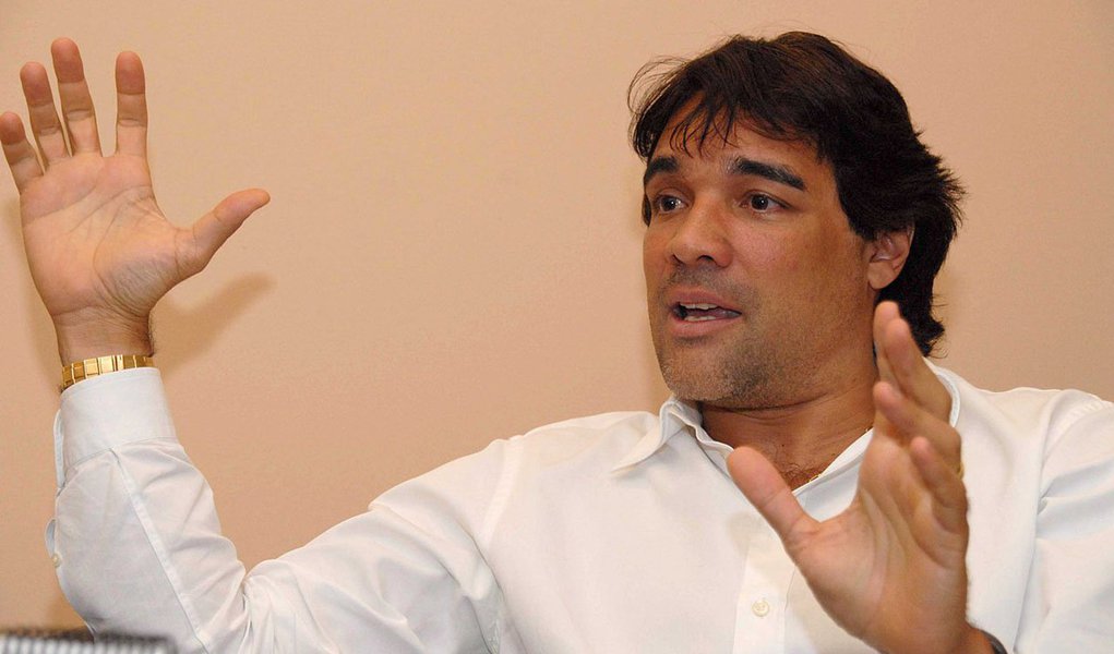 Suplente de senador Edinho Lobão (PMDB) disse que atualmente avalia o cenário político estadual – após a derrota nas urnas em outubro do ano passado -, que é cedo para uma definição sobre a eleição de 2016 em São Luís, mas que tem refletido sobre a possibilidade de vir a disputar a prefeitura da capital; "Estou discutindo esse assunto com meus amigos, minha família e a classe política. Este momento é de reflexão e de análises", afirmou