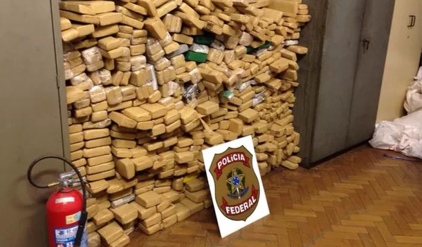 A Polícia Federal prendeu 10 pessoas e apreendeu 500 quilos de maconha em uma fábrica de gelo em São Cristóvão, na Zona Norte do Rio, na tarde desta quinta-feira (25); droga foi encontrada em dois carros, que também foram confiscados; presos foram encaminhados à sede da Polícia Federal para prestar depoimento