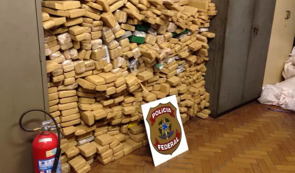 A Polícia Federal prendeu 10 pessoas e apreendeu 500 quilos de maconha em uma fábrica de gelo em São Cristóvão, na Zona Norte do Rio, na tarde desta quinta-feira (25); droga foi encontrada em dois carros, que também foram confiscados; presos foram encaminhados à sede da Polícia Federal para prestar depoimento