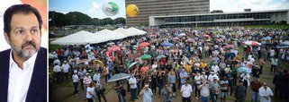 Mais de 1,5 mil servidores públicos protestaram em frente ao Palácio do Buriti para reivindicar a garantia do recebimento das últimas parcelas do reajuste salarial concedido pelo governo anterior, o de Agnelo Queiro (PT); a iniciativa beneficia mais de 100 mil servidores públicos, mas está sob análise do TJ; Ministério Público, o órgão sustenta que reajustes são inconstitucionais porque foram concedidos sem previsão orçamentária, o que contraria as leis Orgânica do DF e a LRF; a medida têm previsão calculada de impacto financeiro de R$ 855,4 milhões para este ano e de quase R$ 2 bilhões em 2016