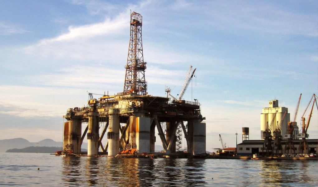 Plano Decenal de Energia divulgado nesta quarta-feira, 10, pela Empresa de Pesquisa Energética (EPE), indica que a produção de petróleo do Brasil atingirá cerca de 5 milhões de barris por dia até 2023; dois terços deste total deverão ser extraídos do pré-sal; segundo o novo plano decenal, a demanda de petróleo do Brasil em 2023 alcançará 3,5 milhões de bpd, com excedente de 1,5 milhão de bpd para exportação; produção de etanol terá um crescimento menor do que a de petróleo, mas ainda assim aumentará 71,4%