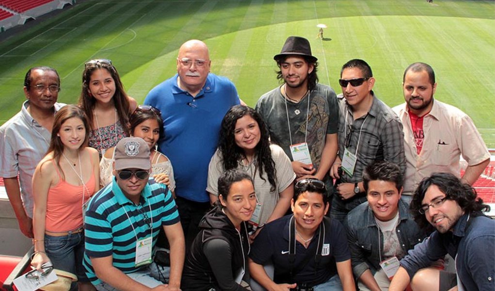 Participantes do simpósio internacional conhecem o Estádio Mané Garrincha e elogiam o conceito de sustentabilidade do estádio. Evento realizado em Brasília é promovido pela Associação Internacional para as Cascas e Estruturas Espaciais (IASS). Nesta quarta-feira (17), cerca de 300 participantes do Brasil e de outros 38 países, entre eles Estados Unidos, Alemanha, Japão e Canadá, visitaram o estádio e puderam conhecer a concepção de sustentabilidade empregada na arena