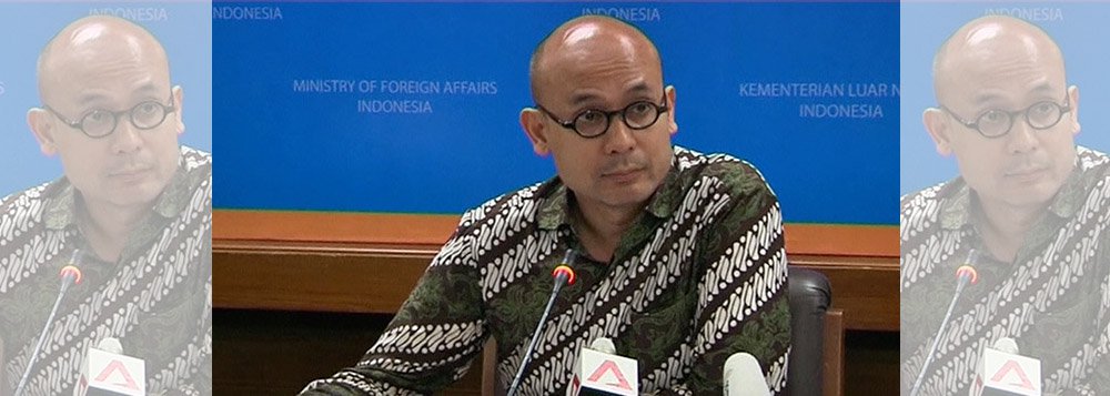 A Indonésia espera um pedido de desculpas do governo brasileiro pelo adiamento da apresentação das credenciais do embaixador indonésio no Brasil e está analisando todas as áreas da cooperação bilateral, disse o porta-voz da diplomacia indonésia, Armanatha Nasir; o diretor-geral para os Assuntos Europeus e Americanos no Ministério dos Negócios Estrangeiros indonésio, Dian Triansyah Djani, que também falou com os jornalistas, destacou que a Indonésia "é um país amigável", mas "toda a cooperação deve ser baseada no respeito mútuo e na aceitação da sua soberania"