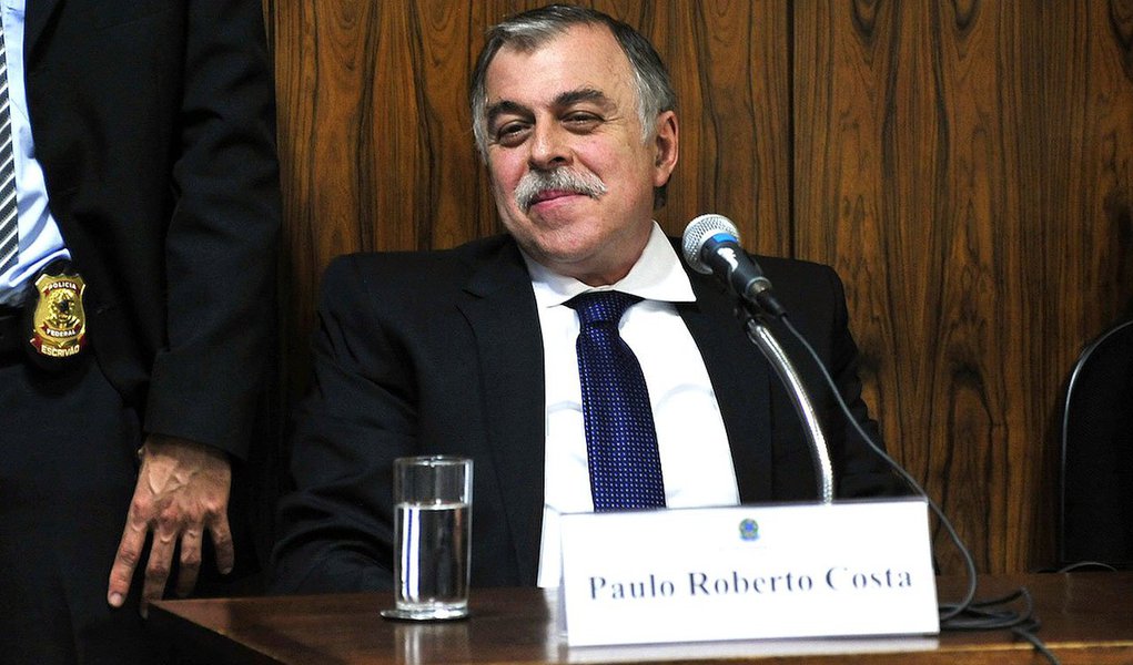 Como parte do acordo com o MPF, o ex-diretor da Petrobras Paulo Roberto Costa deverá deixar a superintendência regional da PF em Curitiba; ele será transferido para prisão domiciliar no Rio em esquema que contará com um dos jatos ERJ 145 da Polícia Federal (PF) e operação que envolverá escolta policial com mais de 30 agentes; decisão caberá ao ministro do STF Teori Zavascki